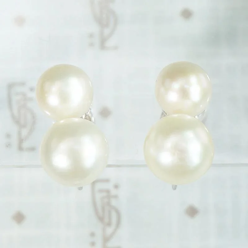 Hoop earrings with satin finishes for a smooth and elegant appearance-Elegant Vintage Pearl Earrings in White Gold