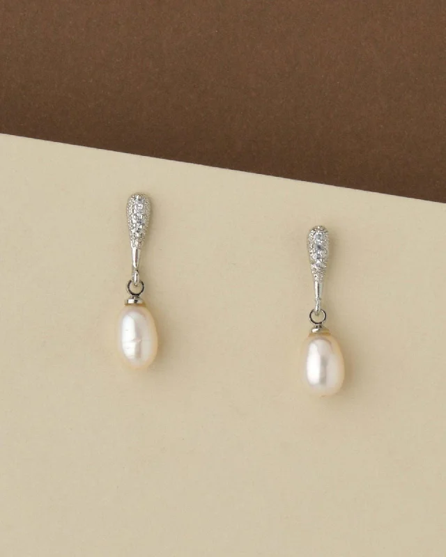 Hoop earrings with floral motifs for a feminine and nature-inspired look-Elegant Real Pearl Hang Earring