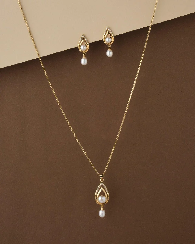 Best hoop earrings with matching bracelets for a coordinated jewelry set-Elegant Pearl Studded Pendant Set D00866